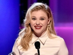 Chloë Grace Moretz at The PEOPLE Magazine Awards with Red hot lips look