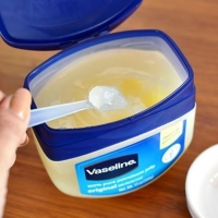 Use Petroleum Jelly to Protect Skin in 5 Ways