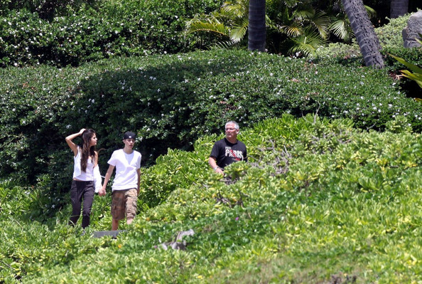 justin bieber and selena gomez beach hawaii. Selena Gomez and Justin Bieber