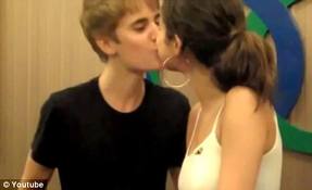 Justin Bieber, Selena Gomez kiss