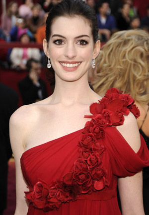 Anne Hathaway Fashion on Anne Hathaway In Giambattista Valli        Live With Regis And Kelly