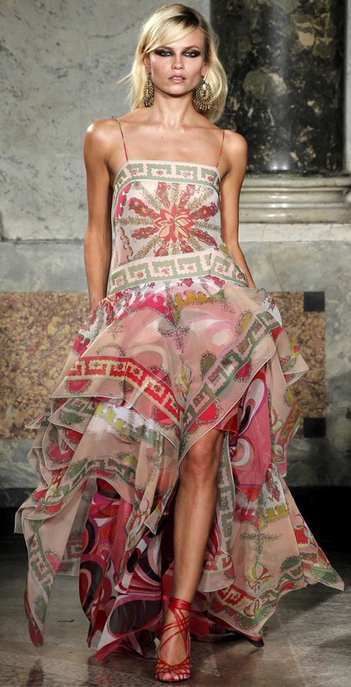 Milan Fashion Week 2012 Spring Summer, A beautiful Pink and white contrassing flooring dress.