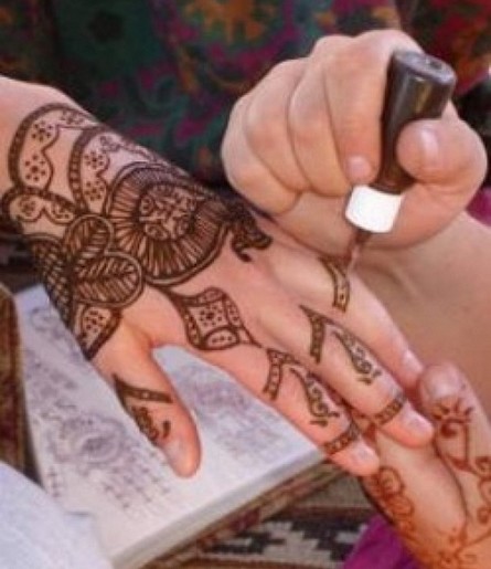 mehndi hands art proccess