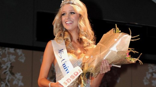 Renae Ayris is crowned Miss Universe Australia.