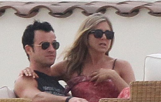 Jennifer Aniston and Justin Theroux cuddle up in Cabo