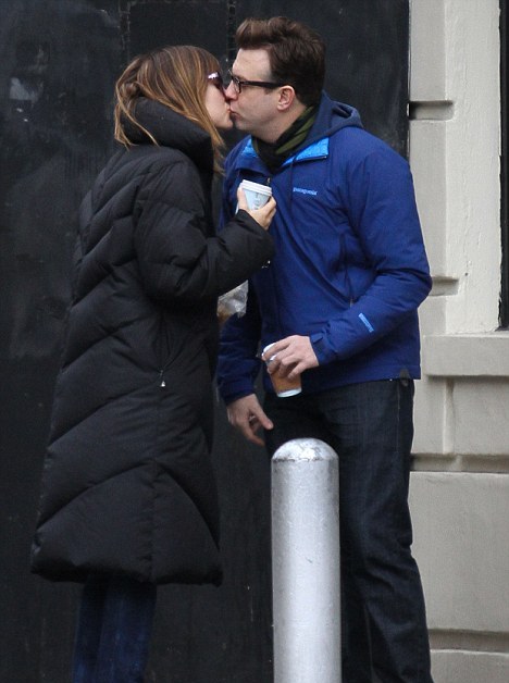 Olivia Wild Kiss Jason Sudekis Photo