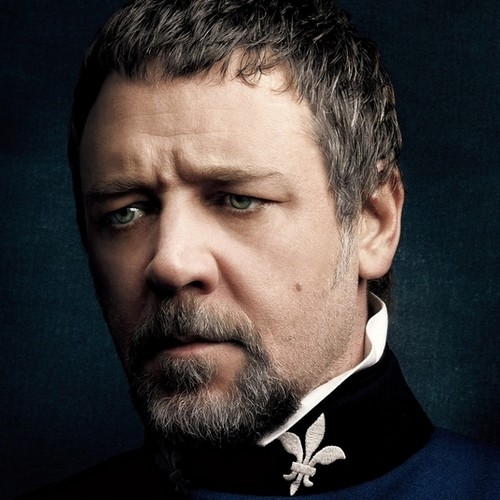 Russell Crowe with his Mercedes Benz M-Class Photos