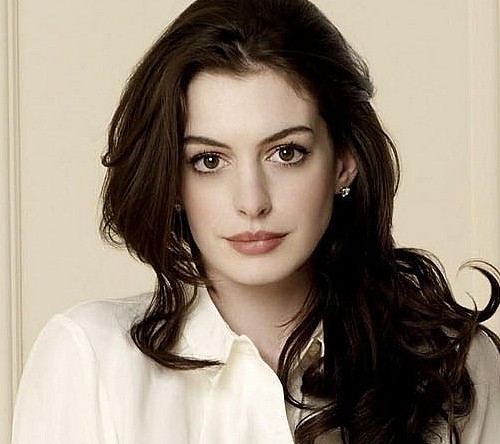Anne Hathaway with her Super Car Nissan Murano Pictures