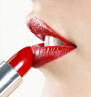 Keep Your Lipstick From Smudging Over Lips in Summer