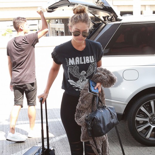 Gigi-Hadid-Comfy-Airport-Outfit