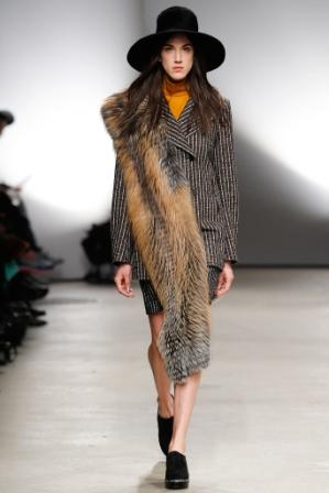 fall-2015-runway-trends-fur-stoles-03