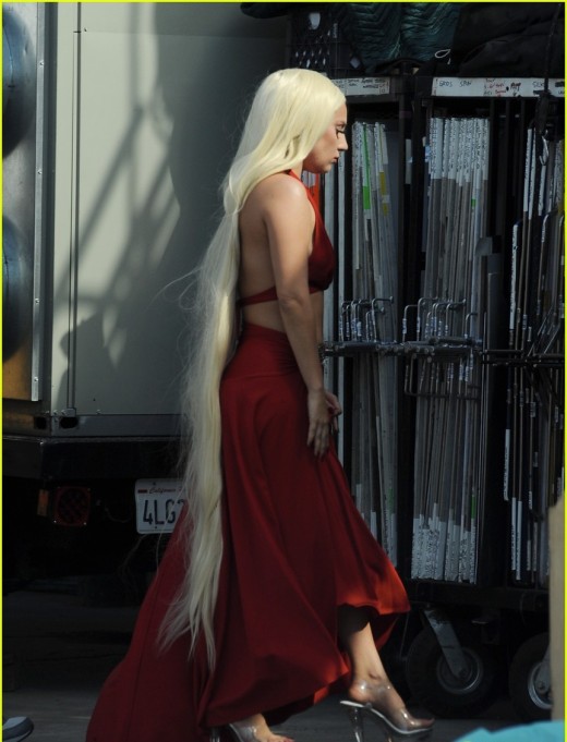 lady-gaga-shows-legs-for-days-on-american-horror-story-set-29