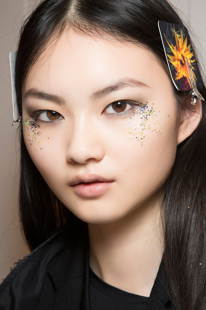 14-burberry-fall-2016-glitter-under-eye-makeup - Fashion Style Trends 2019
