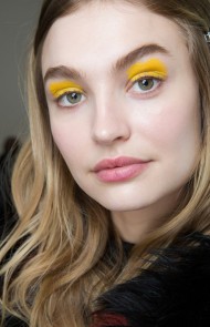 thumbs_08-zadig-et-voltaire-fall-2017-graphic-yellow-eyeshadow
